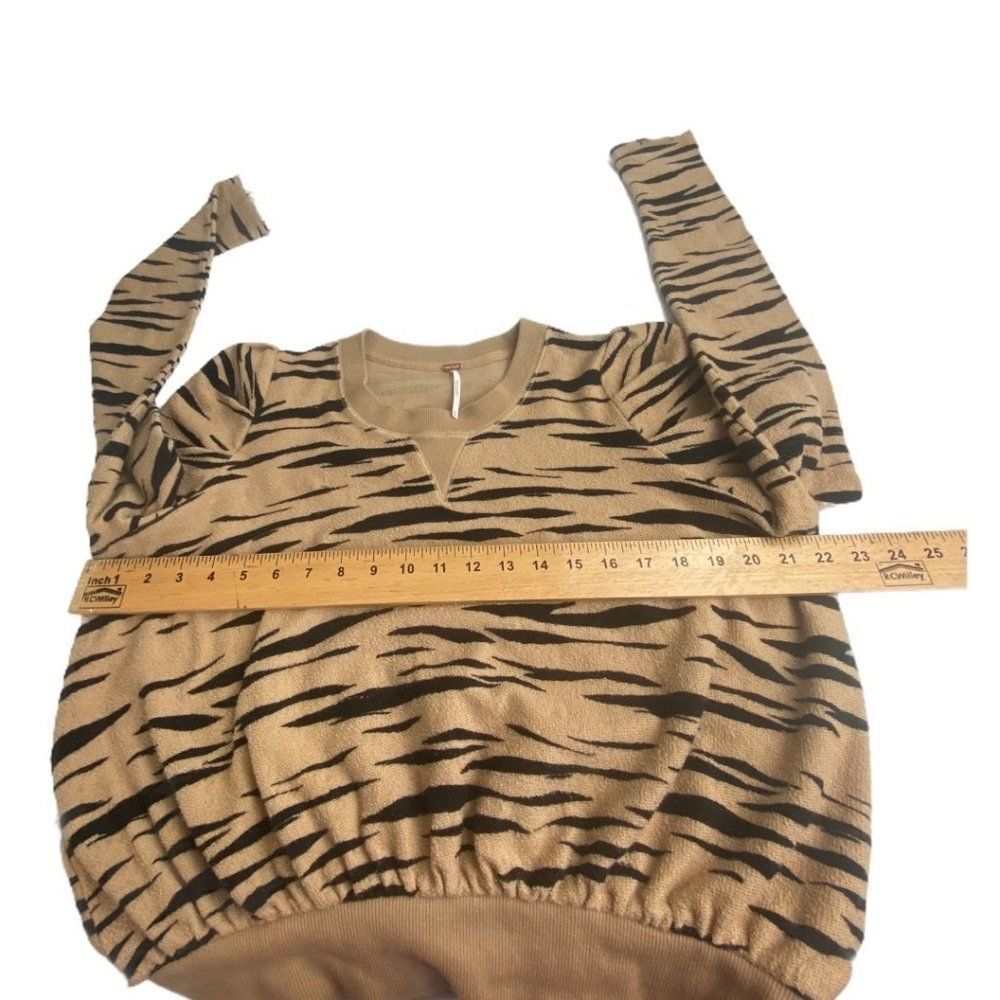EUC Free People Tiger Print Puff Sleeve Cropped Sweater size Medium - Picture 4 of 6